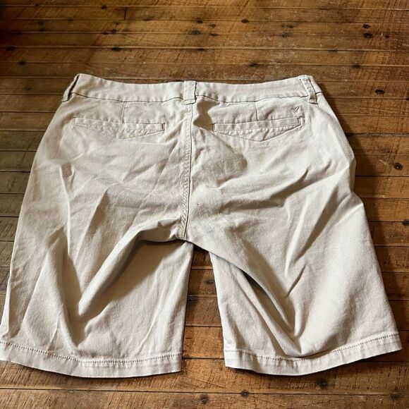 American Eagle tan khaki Bermuda 8 minimalist shorts - Picture 3 of 3